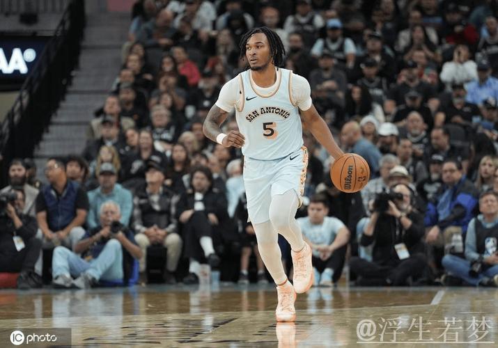 马刺新星斯蒂芬-卡斯尔荣膺NBA年度最佳新秀 马刺新星斯蒂芬-卡斯尔荣膺NBA年度最佳新秀